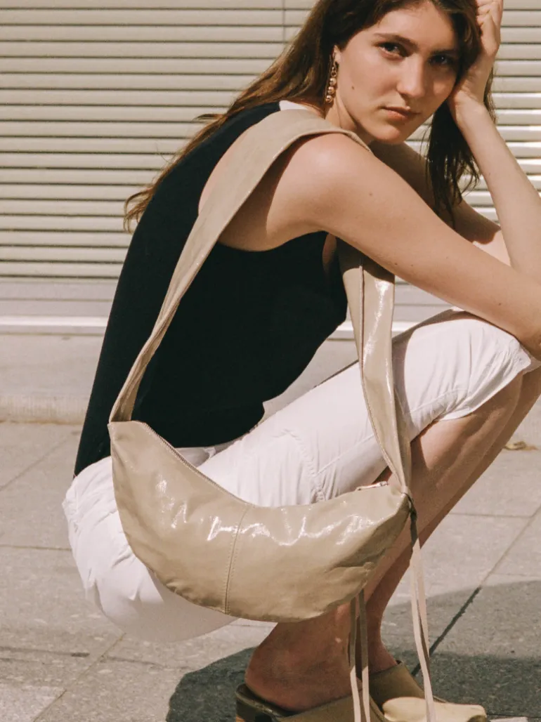 Banana bag XS crushed patent sand