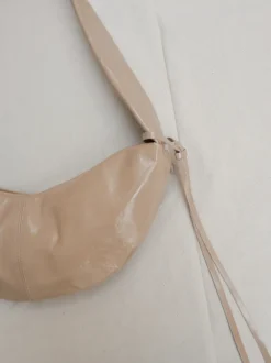 Banana bag XS crushed patent sand
