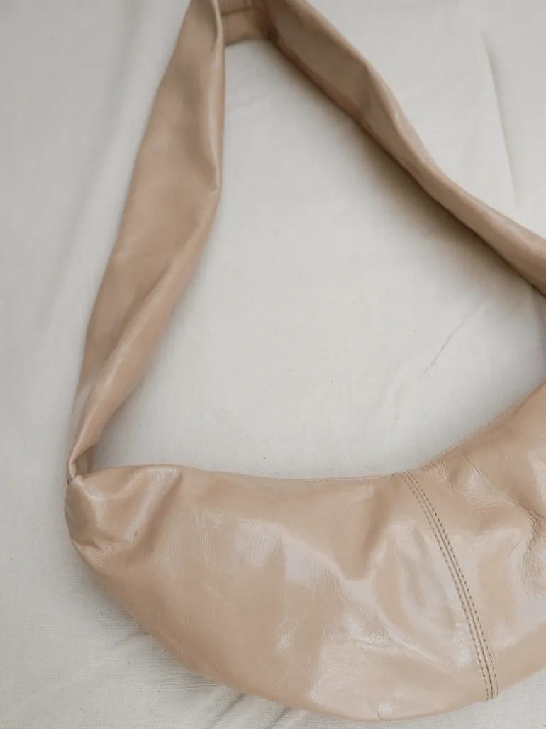 Banana bag XS crushed patent sand