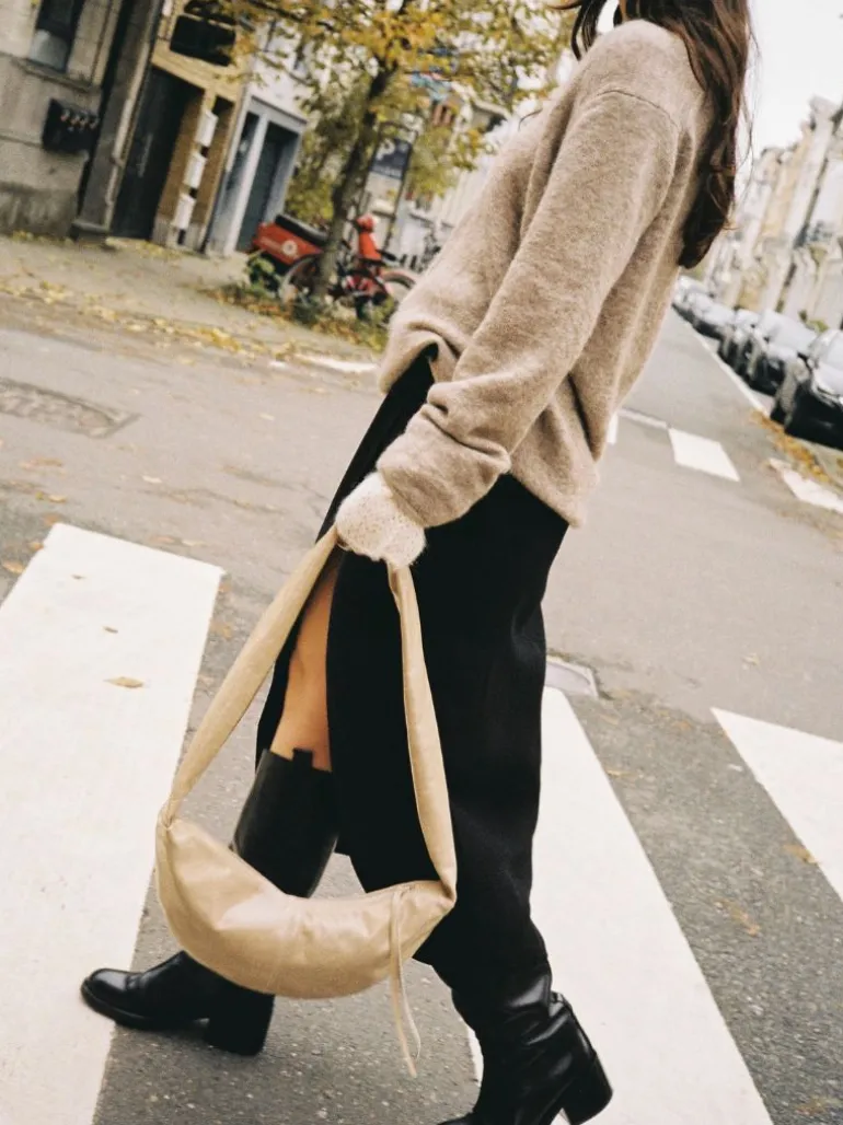 Banana bag XS crushed patent sand